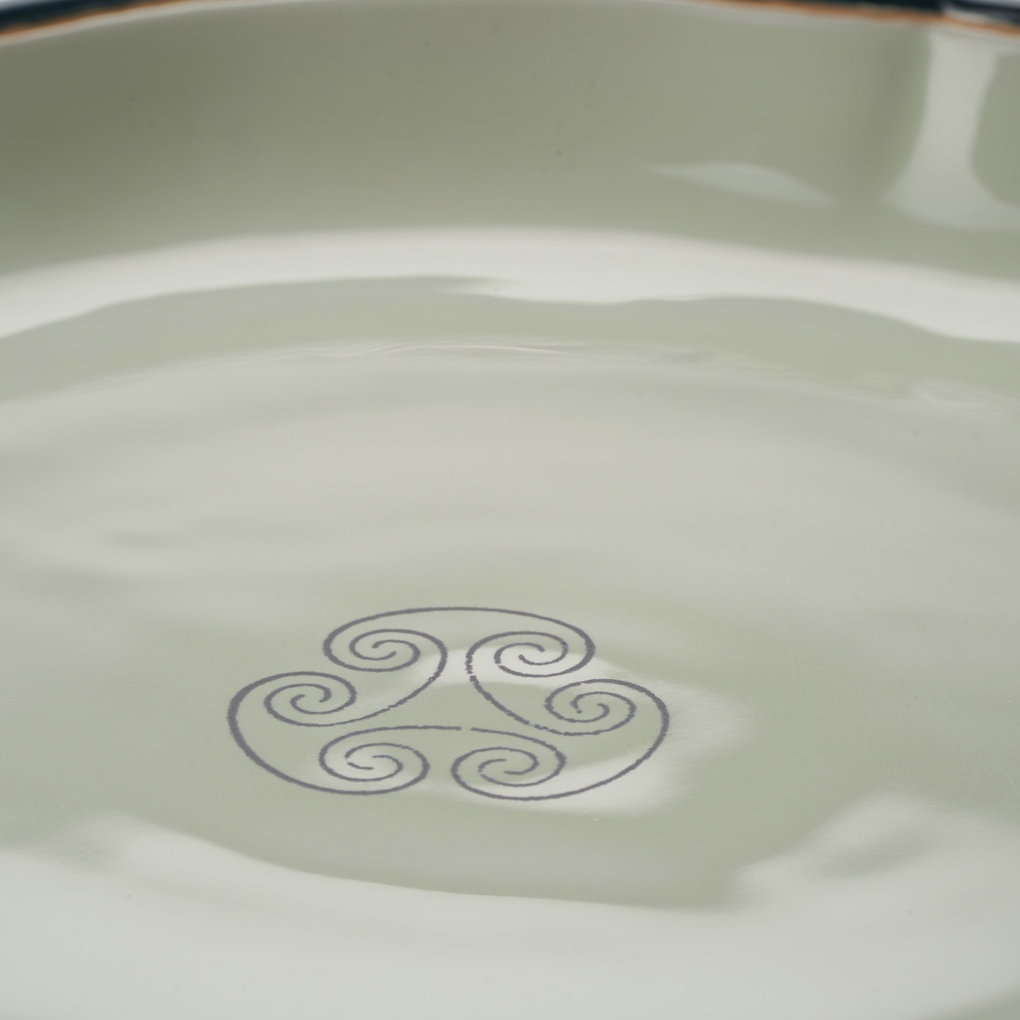 Cerasarda Monogram Velluto Botanico alzata ceramica tavola