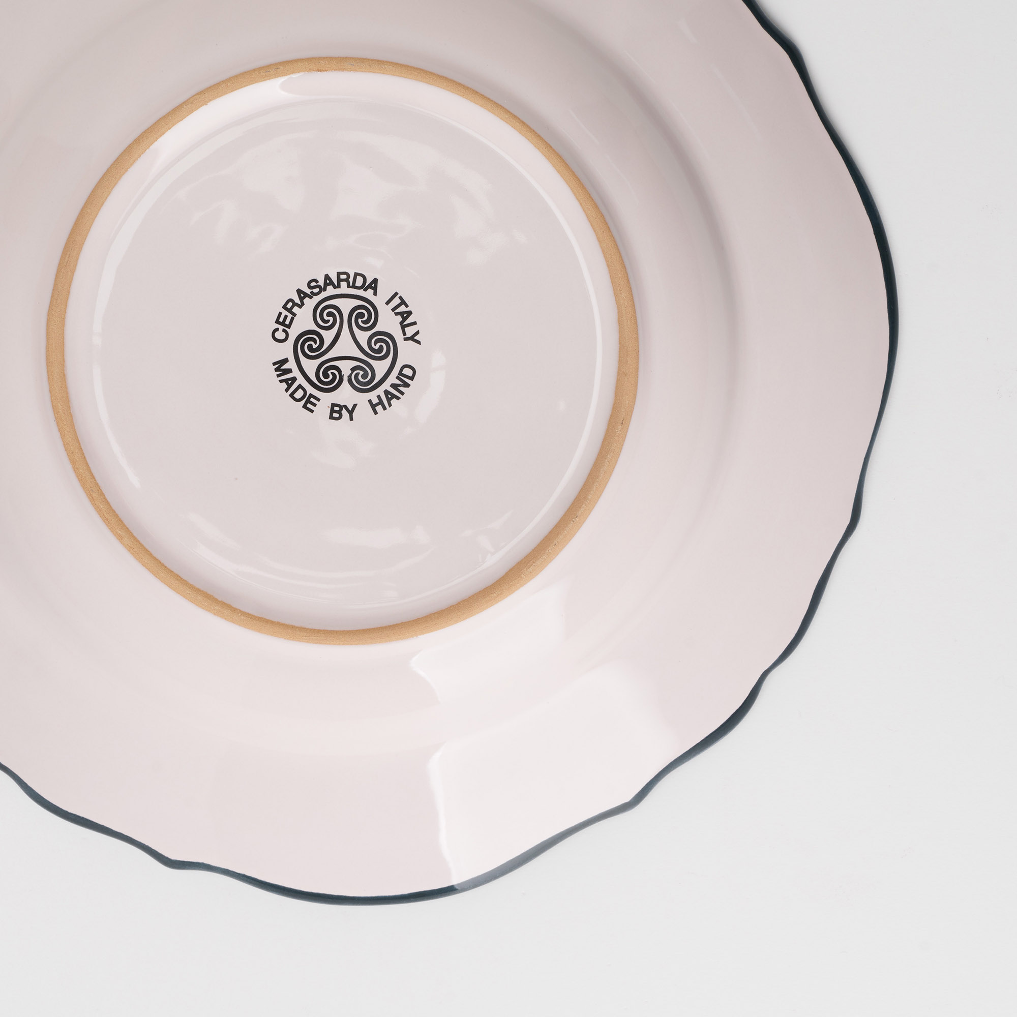 Cerasarda Arte della Tavola Monogram fondina ceramica rosa poudrè