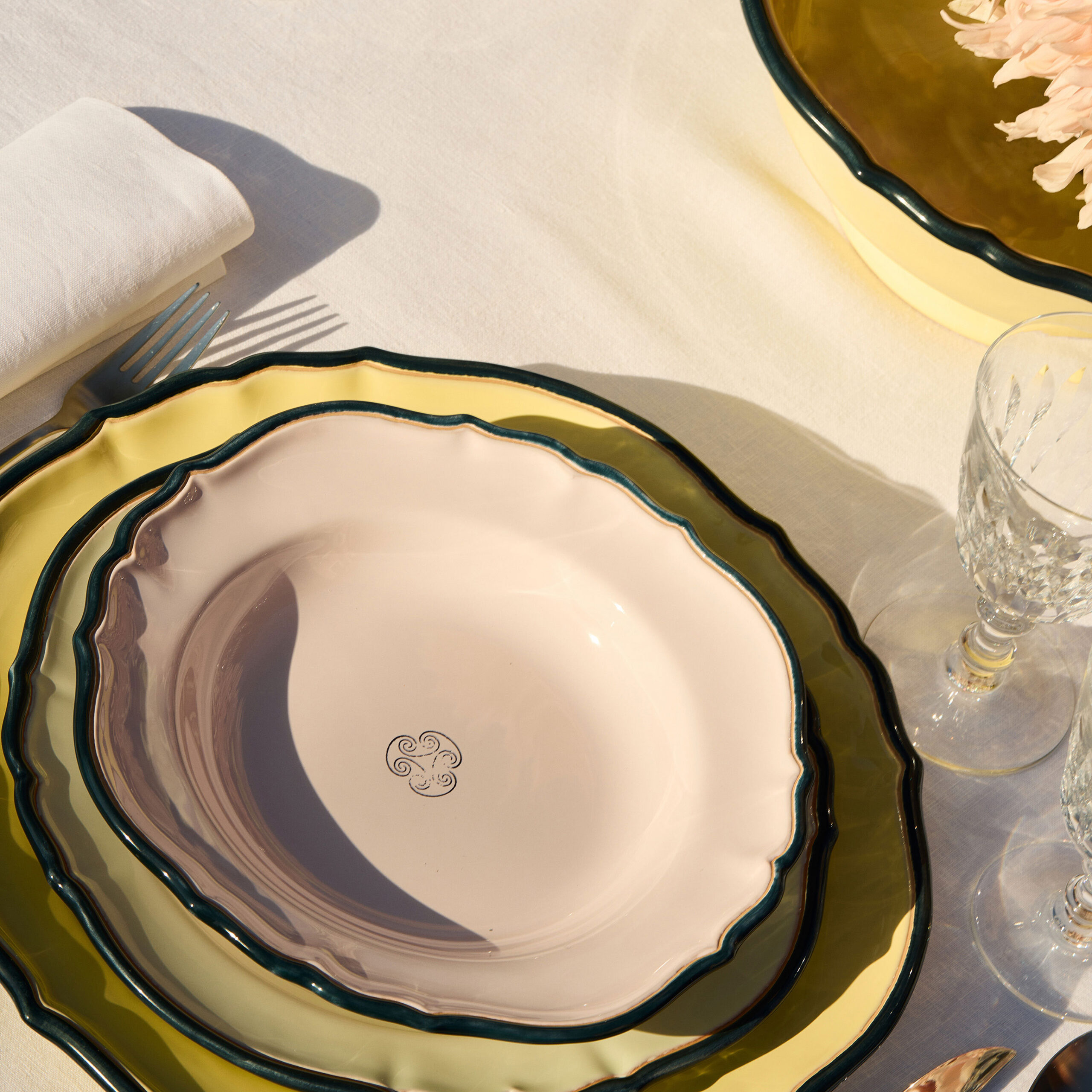 Cerasarda Arte della Tavola Monogram fondina ceramica rosa poudrè